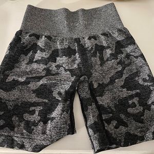 NWOT nvgtn camo shorts size small